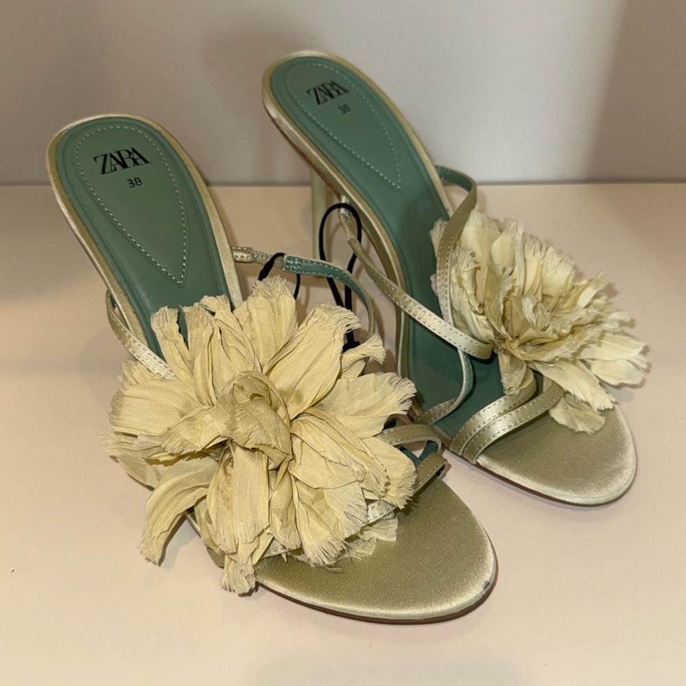 Zara‎ Healed Sandals With Maxi Flowers - Picture 6 of 17